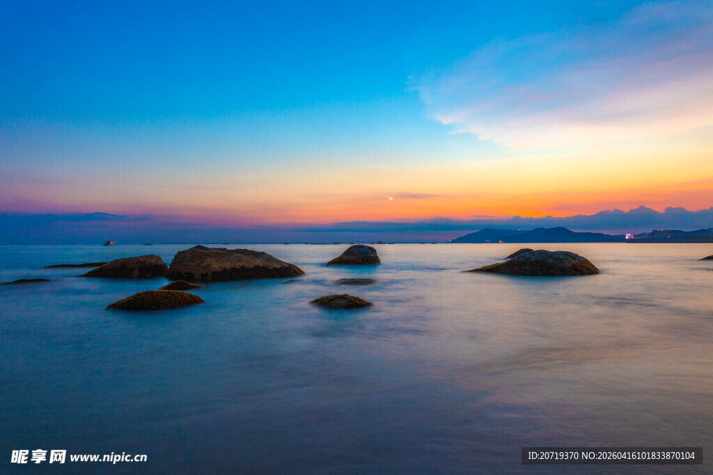 海边日落时的静谧景象