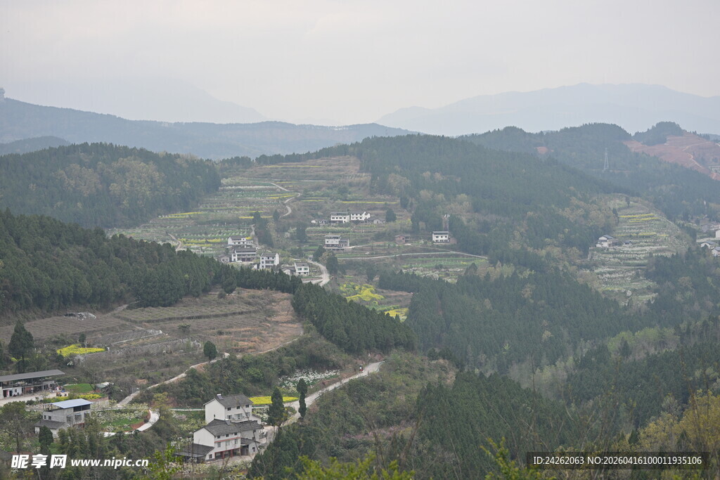 山间村落景色