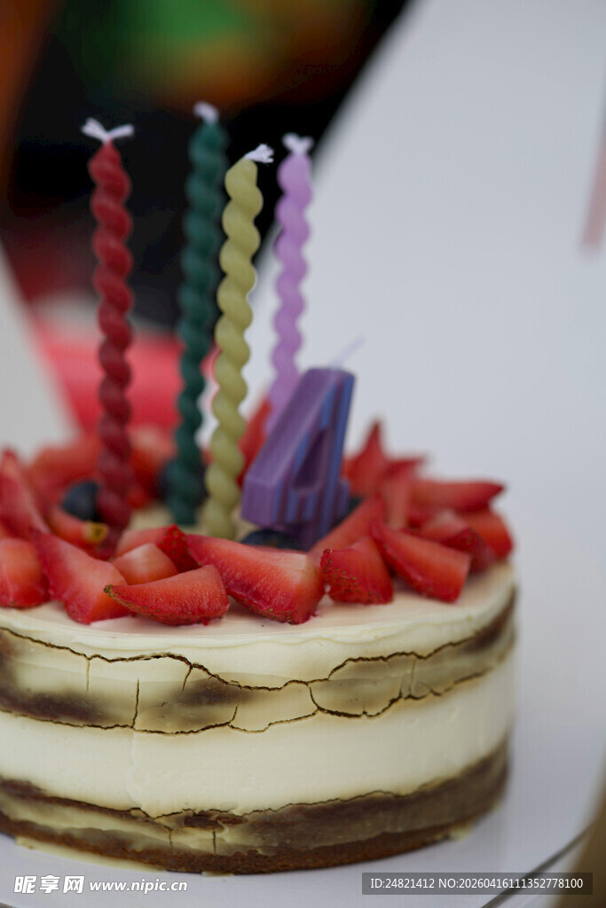 草莓装饰生日蛋糕