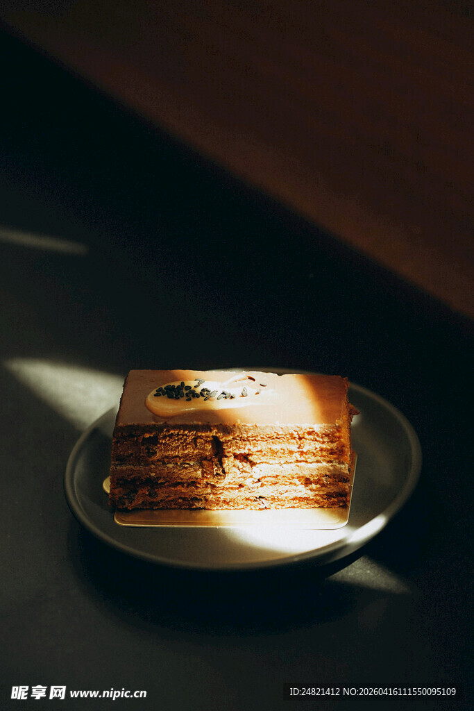 阳光下的美味多层甜点