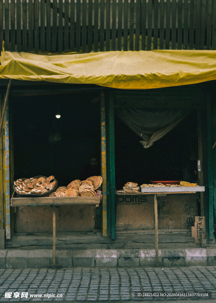 街边售卖的多样面包摊