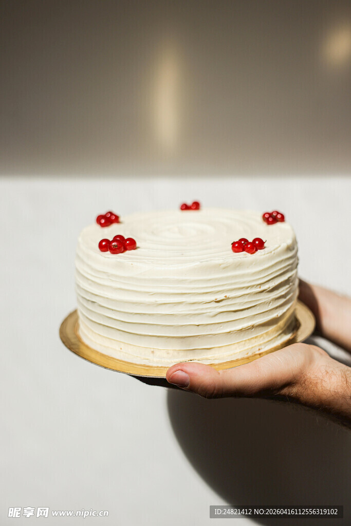 手持美味奶油樱桃蛋糕