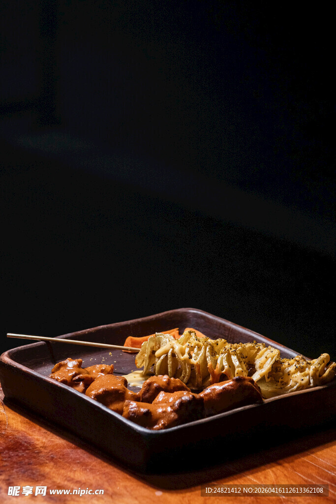 美味佳肴摆放在黑色餐盘中