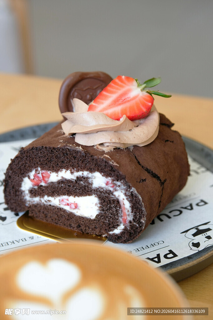 巧克力草莓奶油蛋糕卷