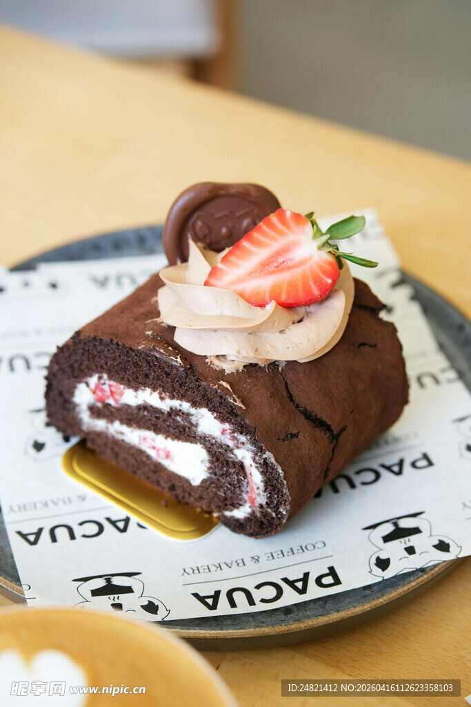 巧克力草莓奶油蛋糕卷