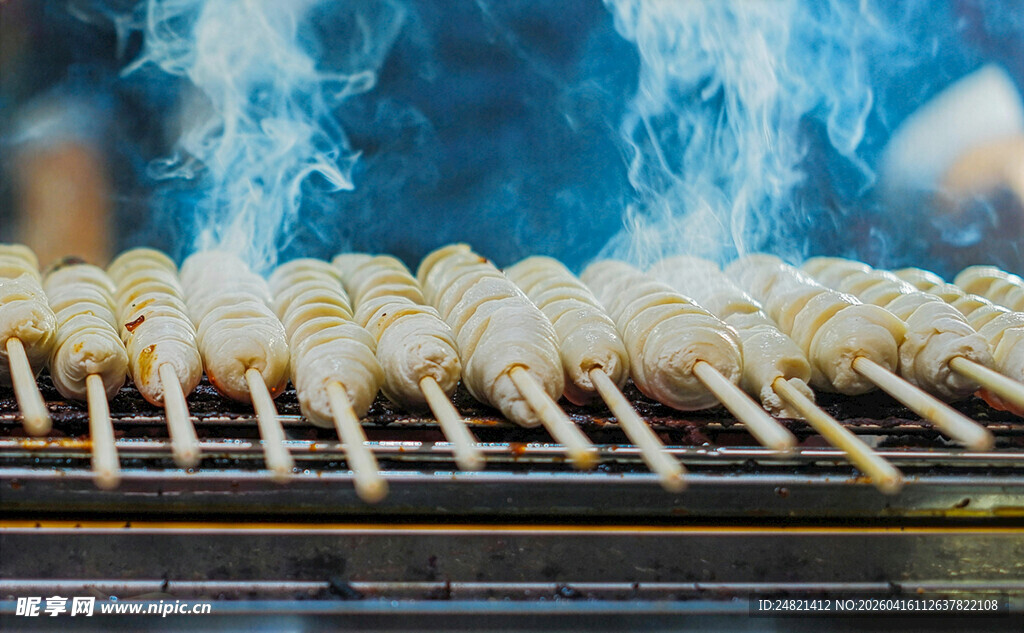 烤架上的美味烤串