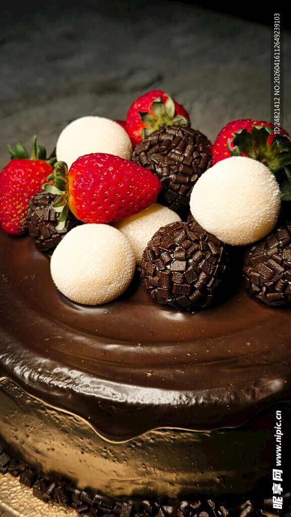 巧克力草莓装饰美味蛋糕