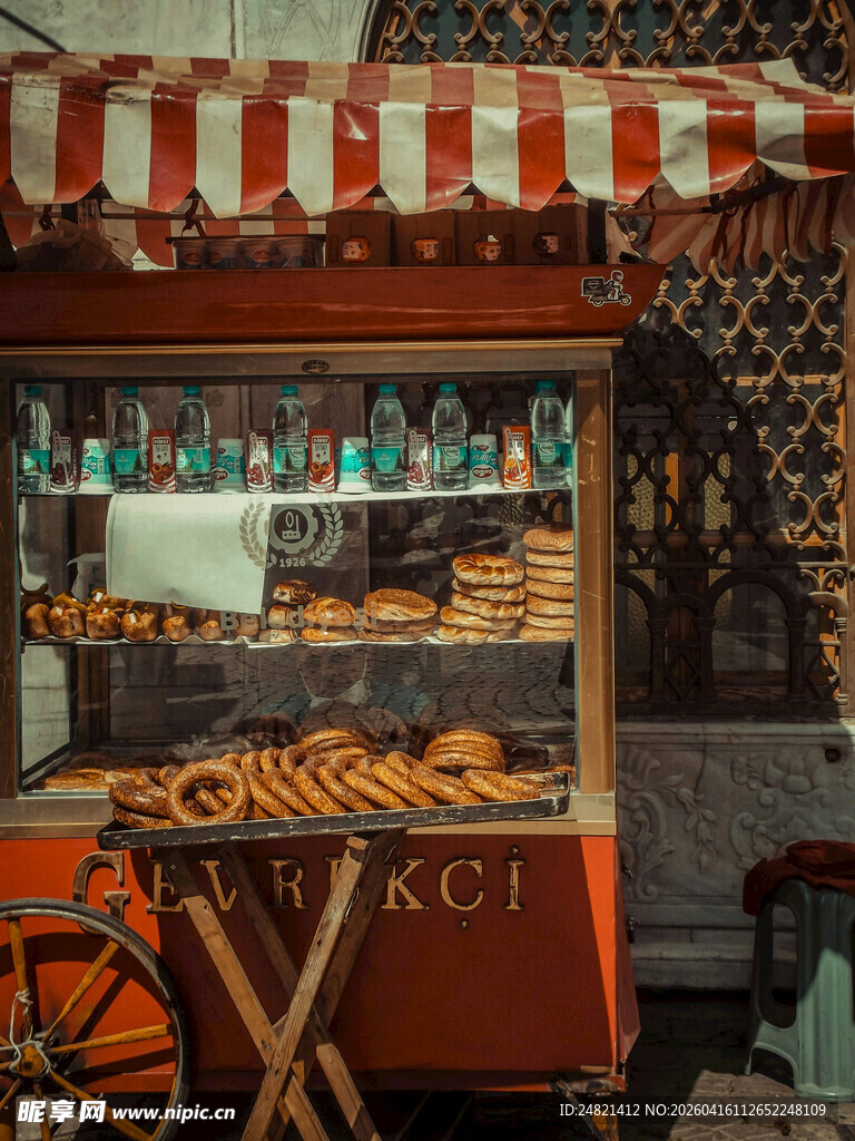 街头精致糕点售卖摊位