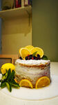 柠檬装饰的美味多层蛋糕