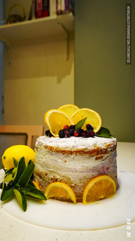 柠檬装饰的美味多层蛋糕