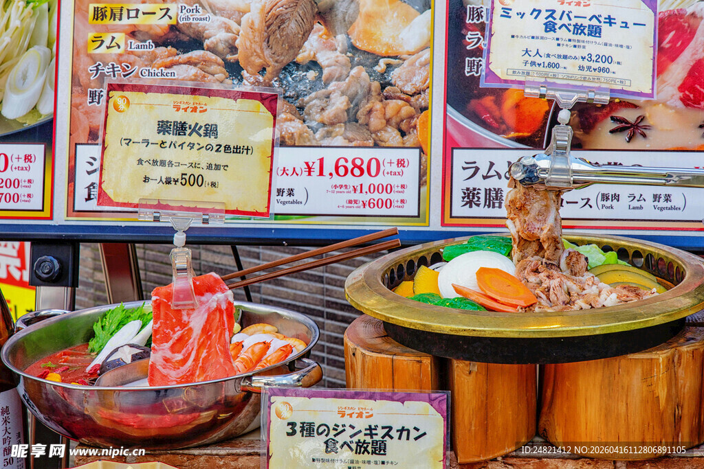 日式美食摊位展示多样料理
