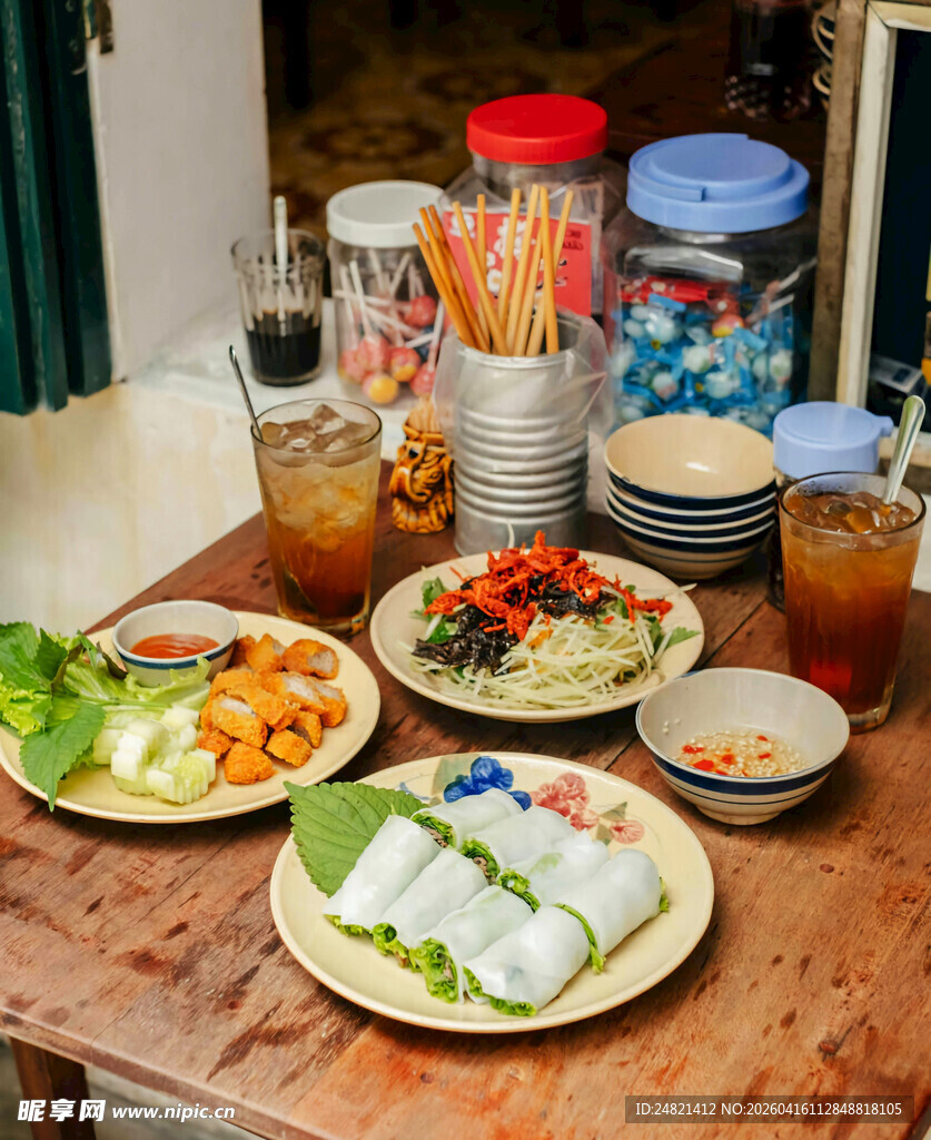 东南亚风味美食摆放在桌前