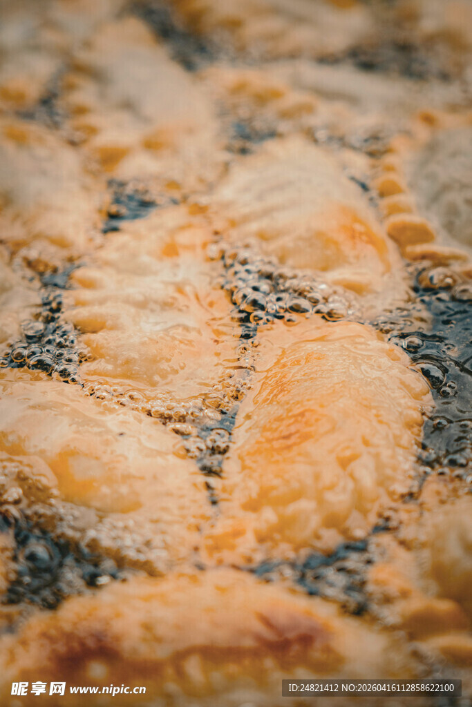 油炸中的美味饺子