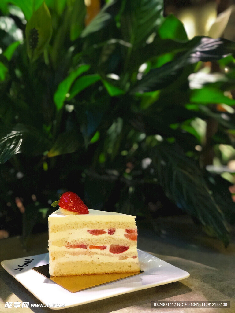 草莓夹心美味蛋糕