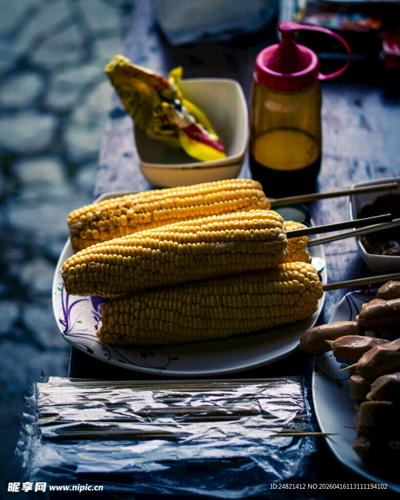 烤玉米与多样美食组合