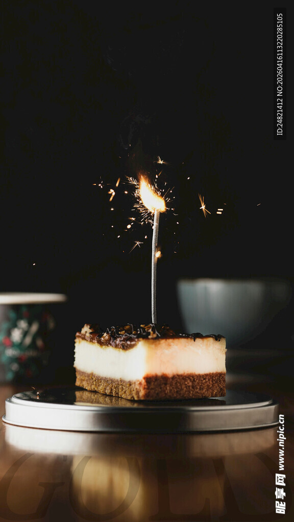 点燃烟花的美味生日蛋糕
