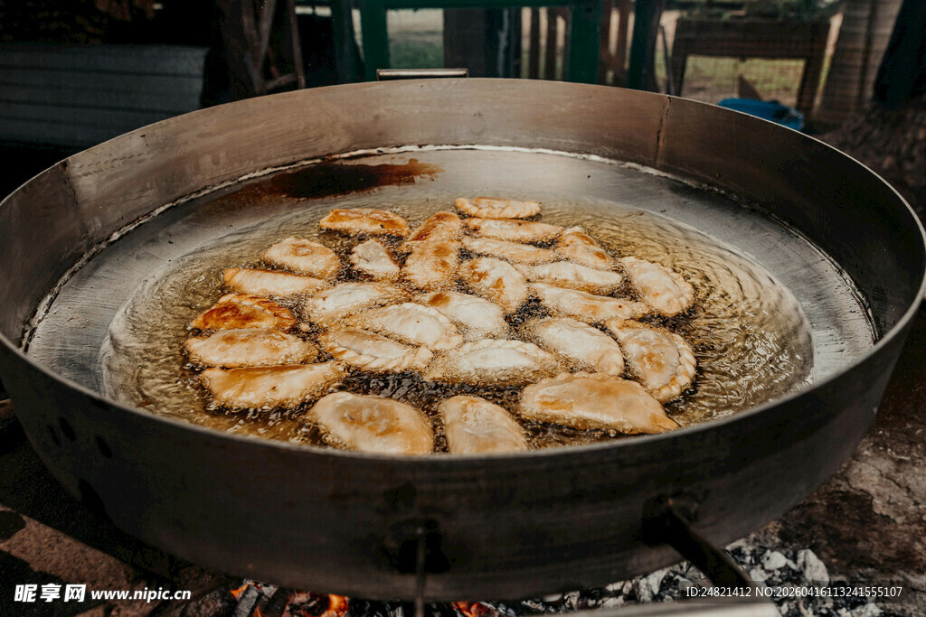 户外锅中煎制美味食材