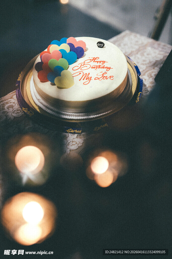 生日蛋糕点亮温馨时刻