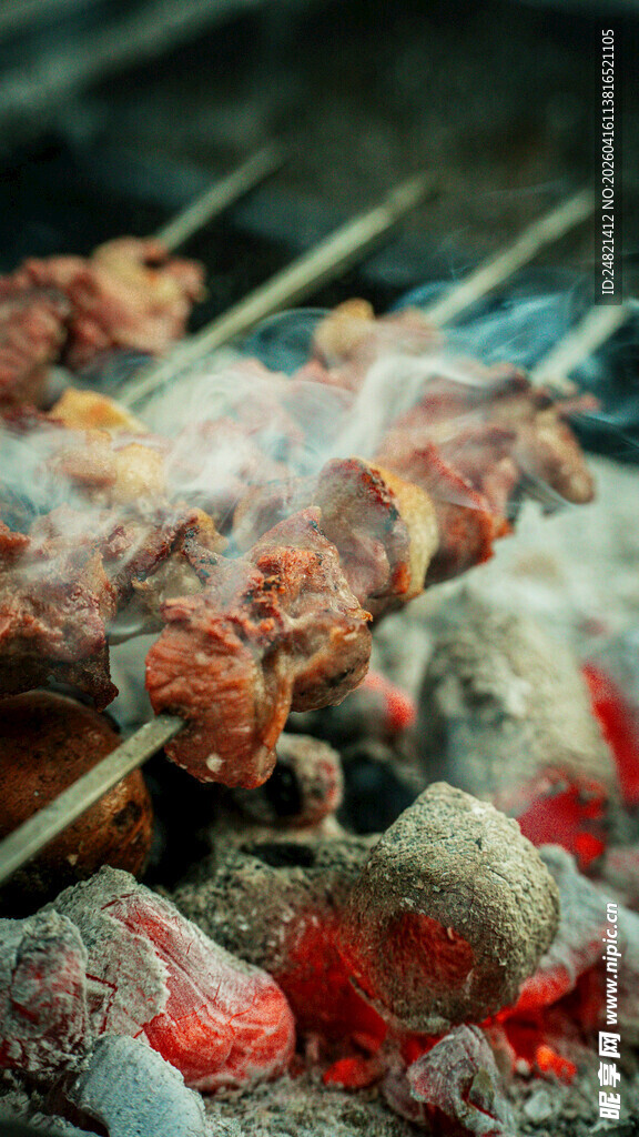 炭火上的美味烤肉