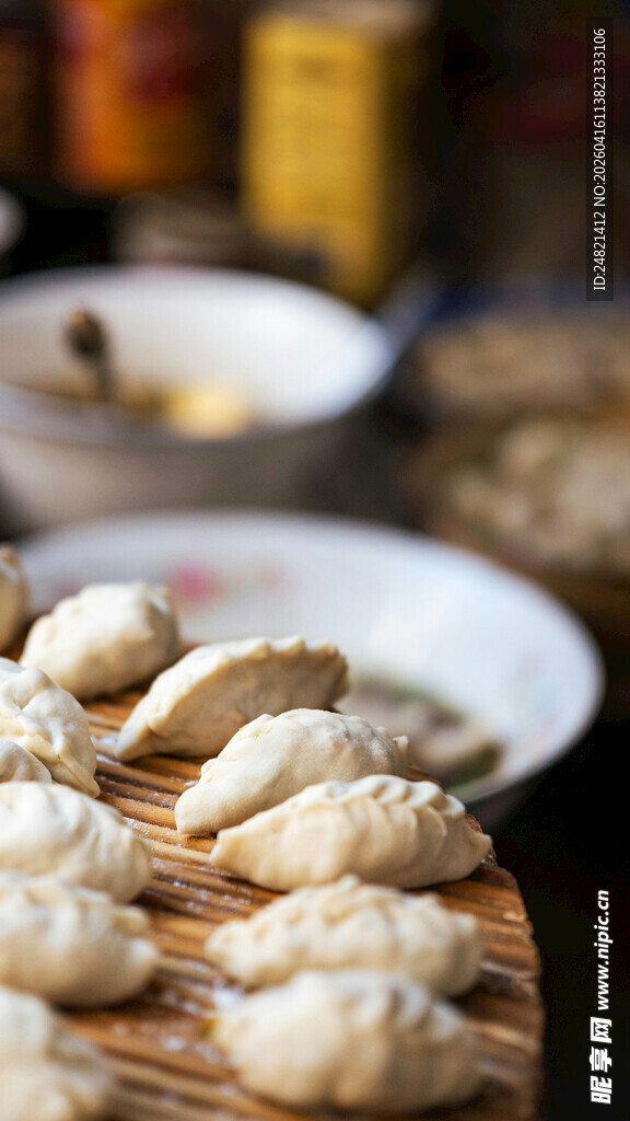 美味饺子摆放在木托盘上