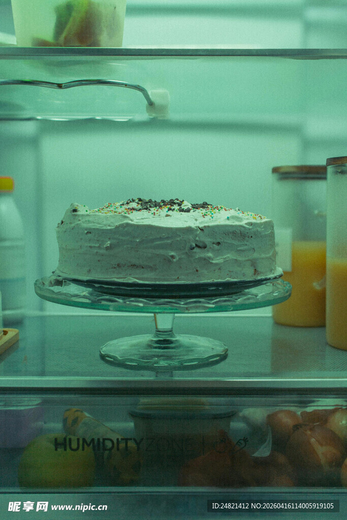 玻璃柜中的美味奶油蛋糕