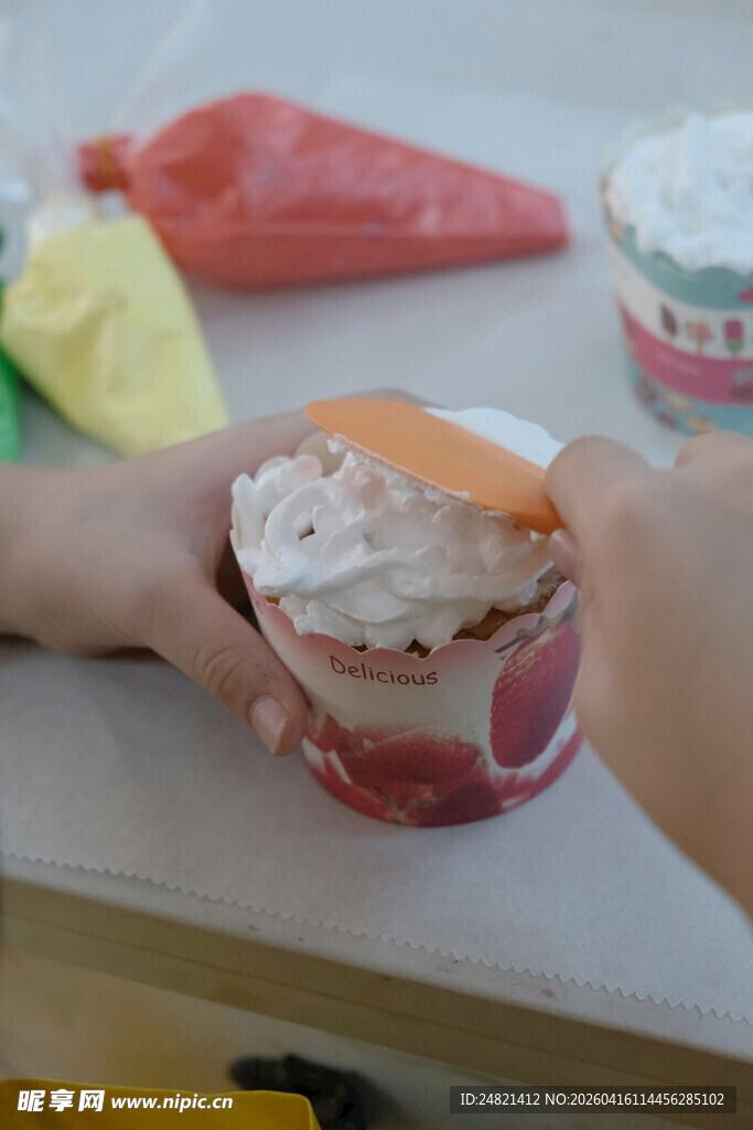 儿童动手制作美味冰淇淋