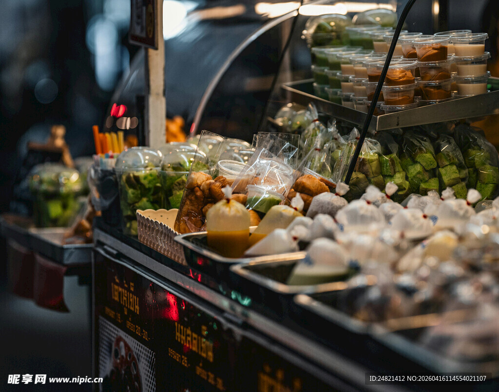 丰富多样的美食自助餐台