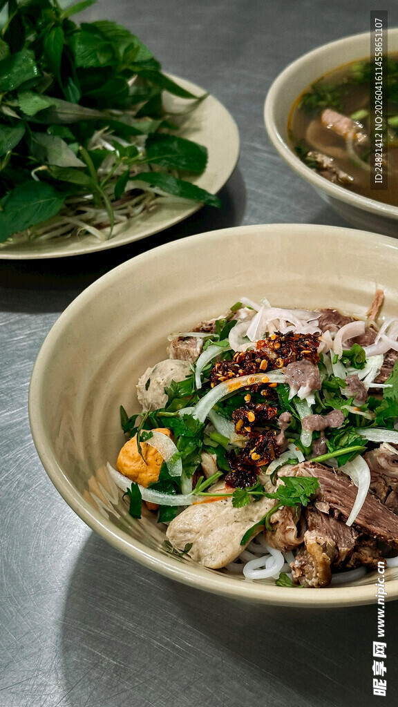 美味牛肉蔬菜拌面