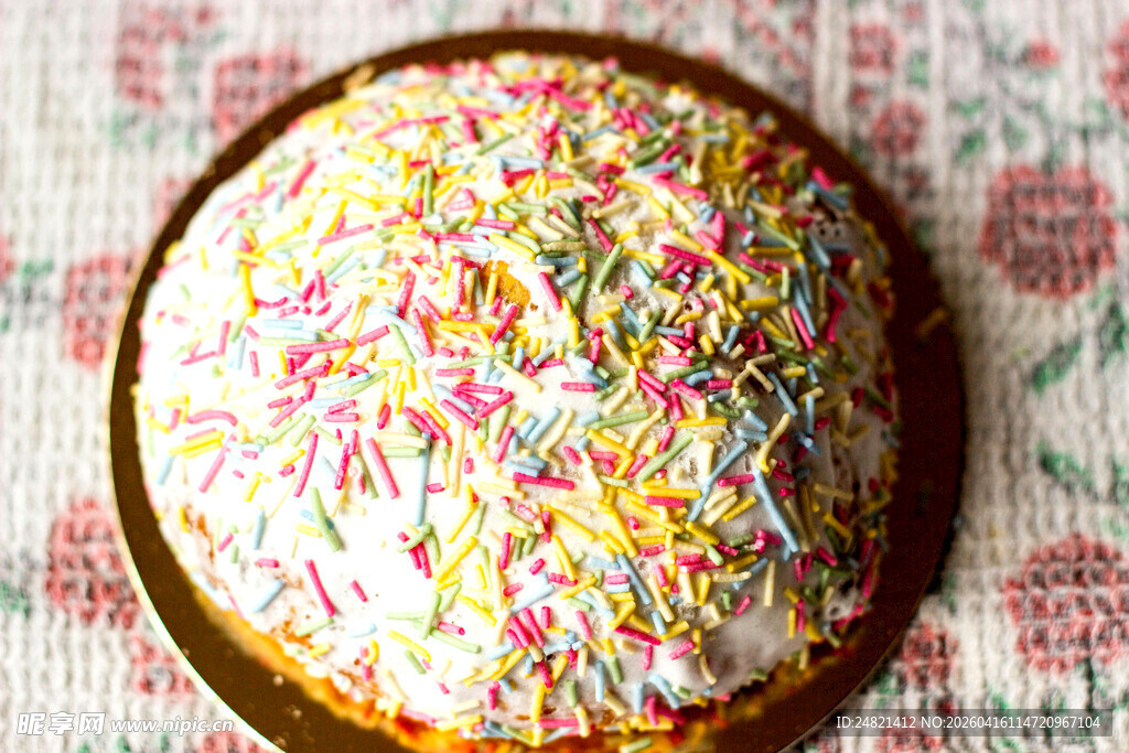 撒满糖屑的美味圆形糕点