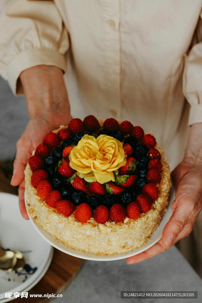 精美水果装饰的美味蛋糕