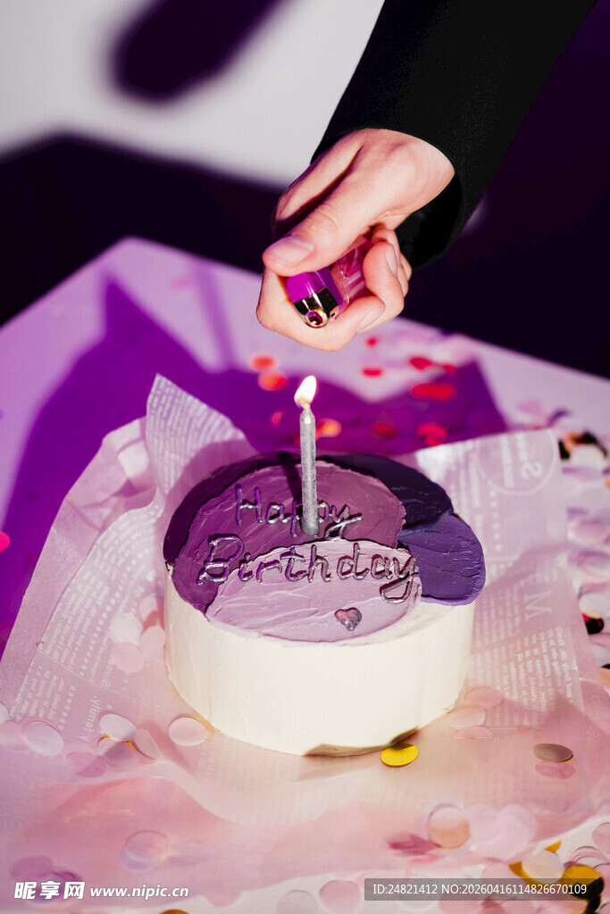 点燃生日蛋糕蜡烛瞬间