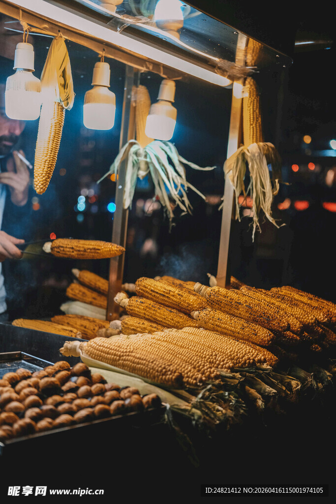 夜市烤玉米摊位特写