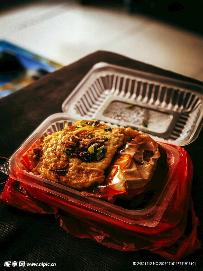 手持美味盒装餐食