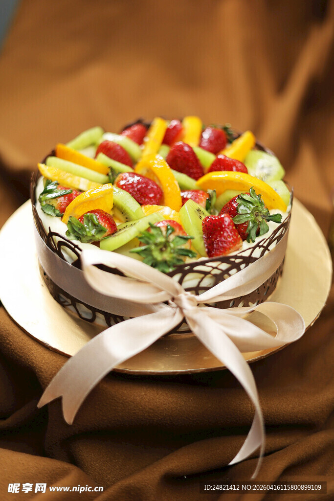 水果装饰的美味蛋糕