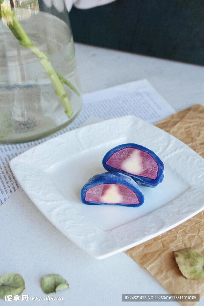 精致双色糕点摆盘