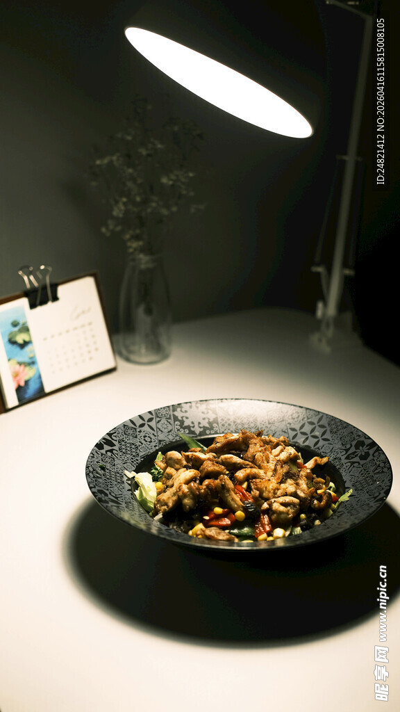 美味炒菜置于盘内