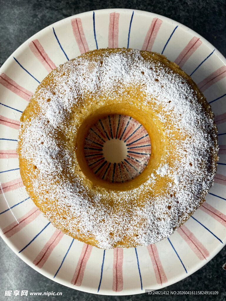撒糖粉的美味环形甜点