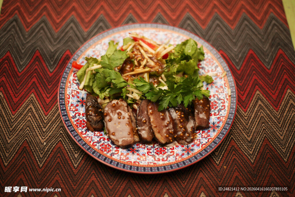 美味特色烤肉摆于盘中