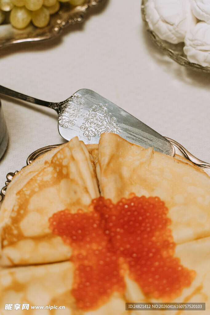 红鱼子酱点缀的美味薄饼