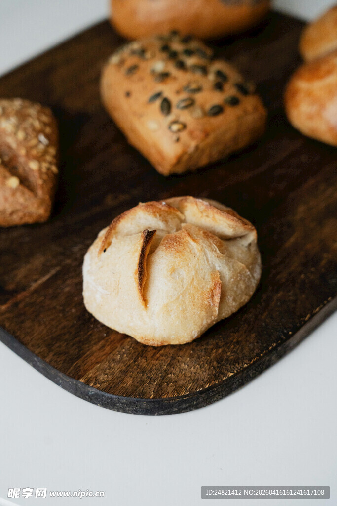 多样美味糕点摆于木盘
