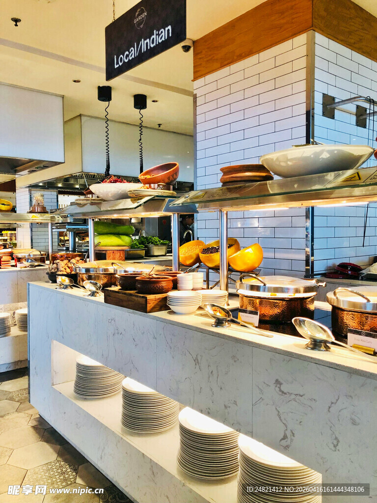 自助餐厅丰富美食展示