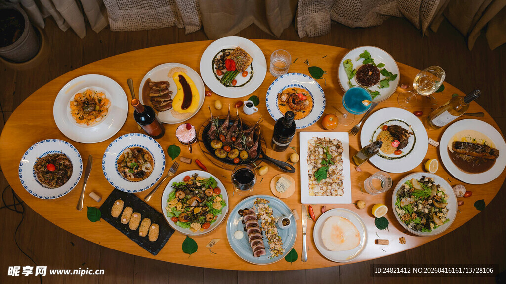 丰盛中式美食摆满餐桌