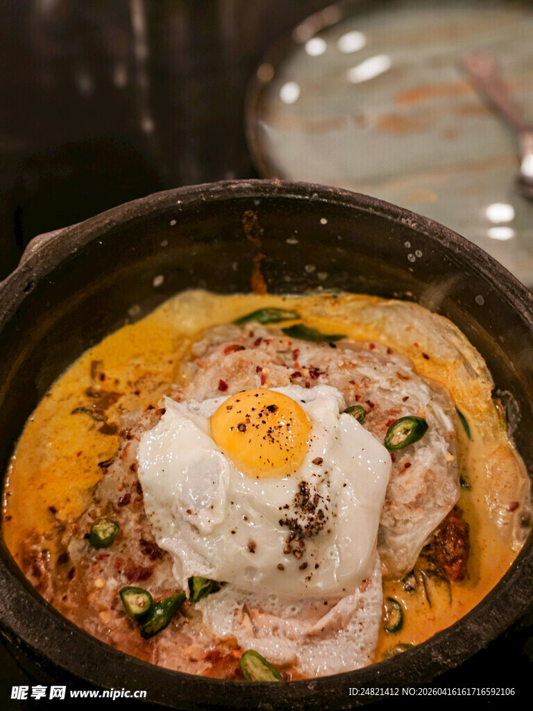 韩式石锅拌饭配流心蛋