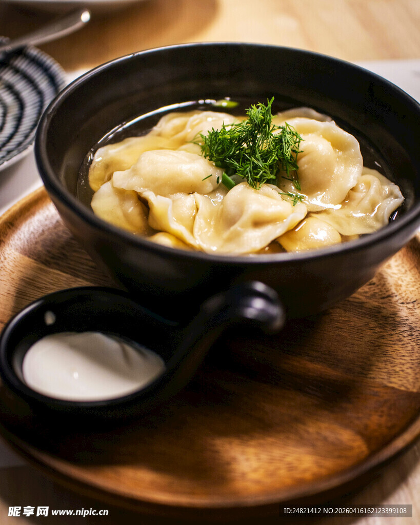 美味饺子汤配蘸料