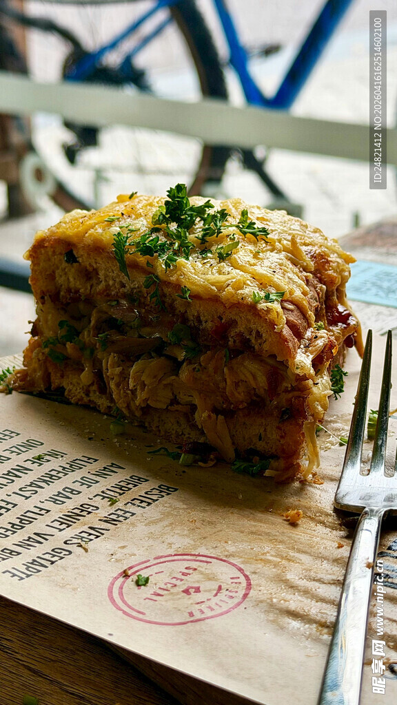 美味多层糕点配精致摆盘