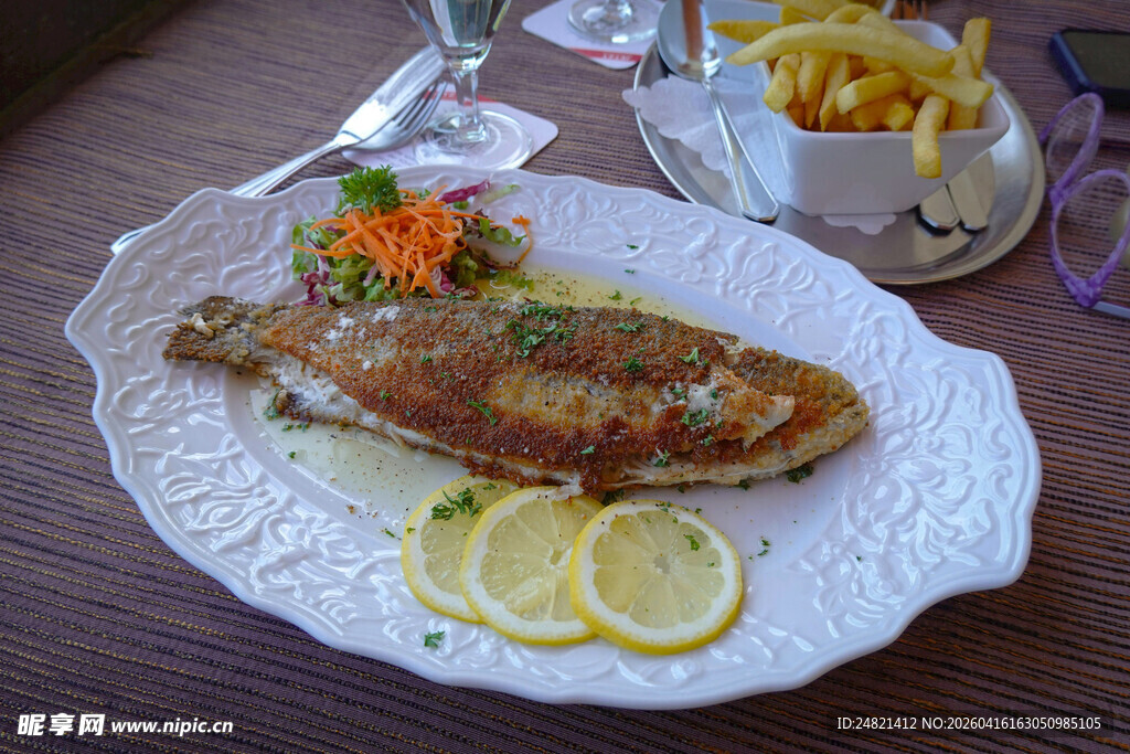 香煎鱼配柠檬与配菜