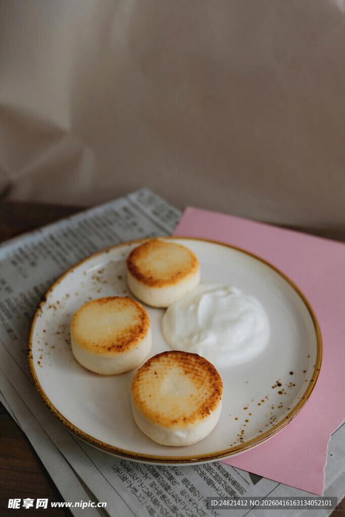 精致小点心置于粉色背景