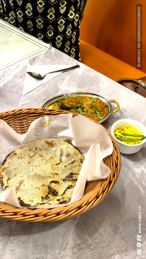 竹篮中的美味螃蟹佳肴