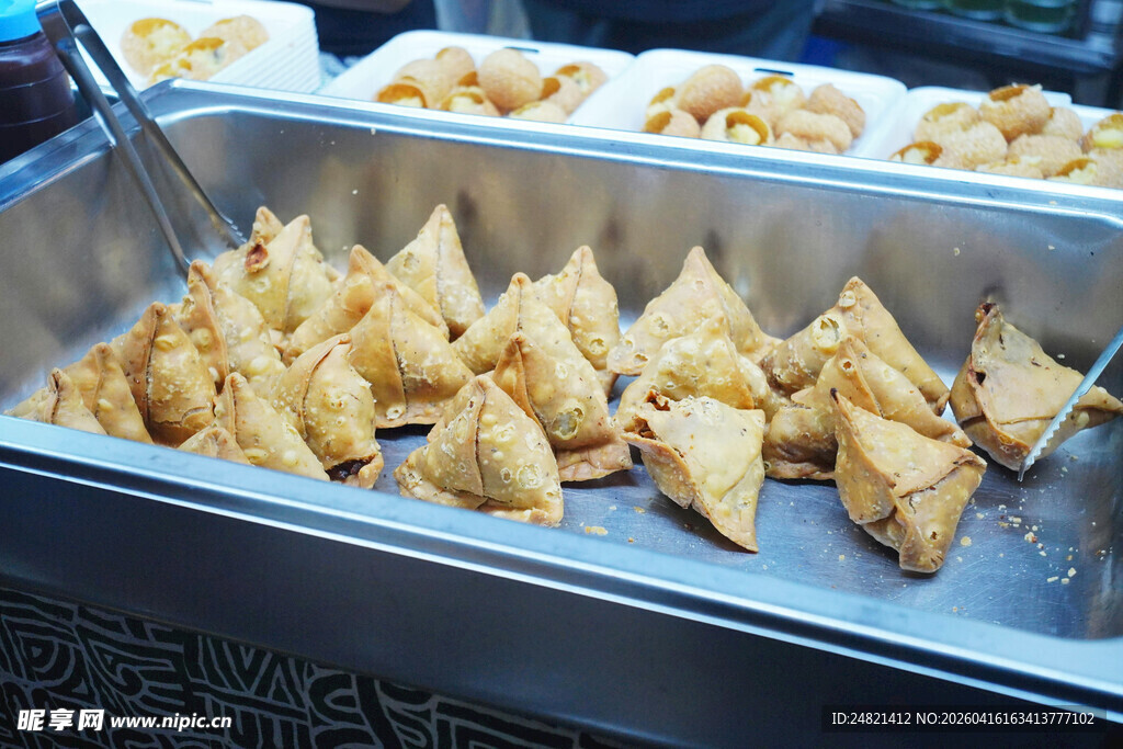 美味三角炸物待品尝