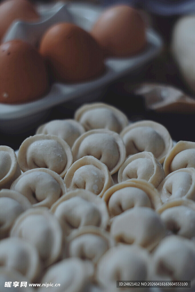 手工饺子与鸡蛋的温馨画面